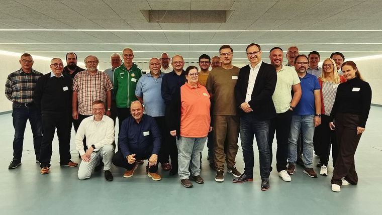 Foto: DSB / Die Teilnehmer am Workshop zur neuen Sport-Software mit DSB-Vizepräsident Volker Kächele (8. v.r.).