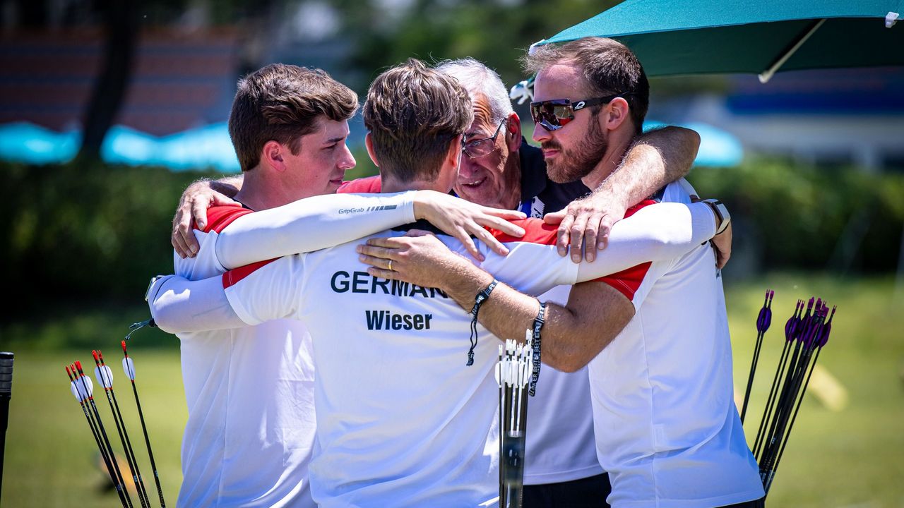 Foto: WA / Jubel bei den DSB-Männern Jonathan Vetter, Moritz Wieser und Florian Unruh mit Trainer Reinhard Kisselbach.