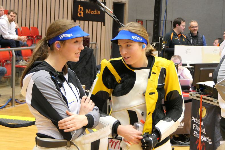 Foto: DSB / Zuverlässige Punktelieferanten! Die Janßen-Zwillinge Anna (links) und Franka gewannen jeweils ihr Matches und stehen mit der SSG Kevelaer erneut im Goldfinale. Foto: DSB / Zuverlässige Punktelieferanten! Die Janßen-Zwillinge Anna (links) und Franka gewannen jeweils ihr Matches und stehen mit der SSG Kevelaer erneut im Goldfinale.
