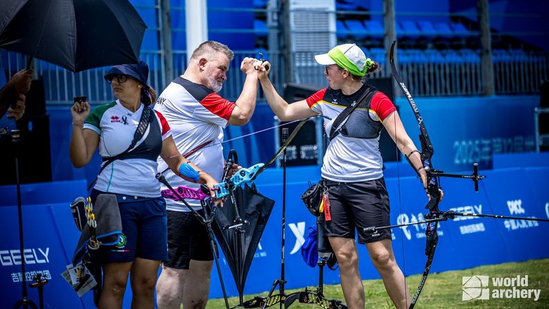 Foto: World Archery / Da sah es noch gut aus für Elisa Tartler, die sich hier mit Teamchef Peter Lange im engen Halbfinale gegen Chiara Rebagliati/ITA abschlägt.