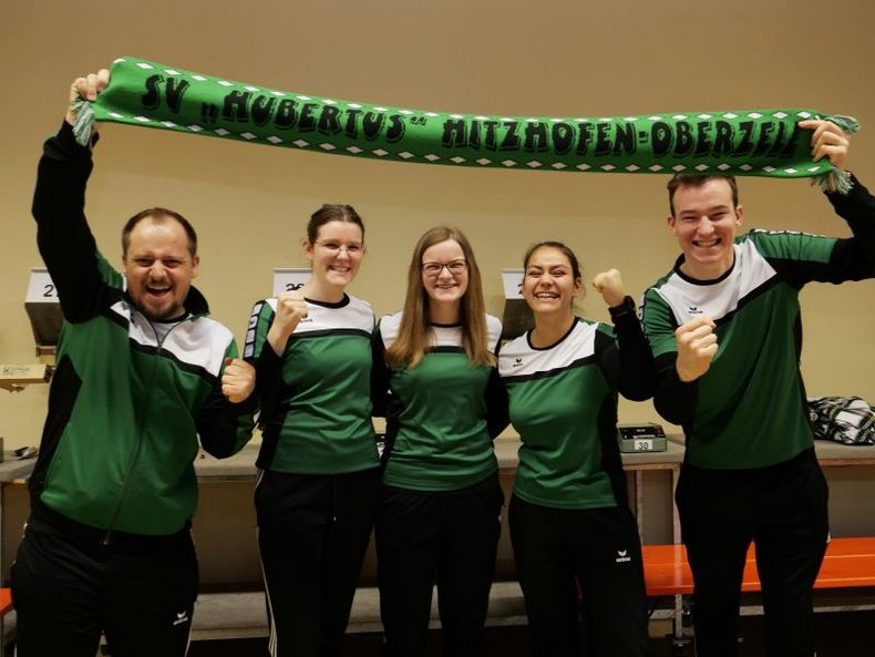 Foto: SV Hitzhofen / Bernd Göltl, Lisa Schnaidt, Laura Schnaidt, Andrea Heckner und Paul Fröhlich (v.l.) gelang beim Aufstiegskampf der historische Aufstieg in die 1. Bundesliga.