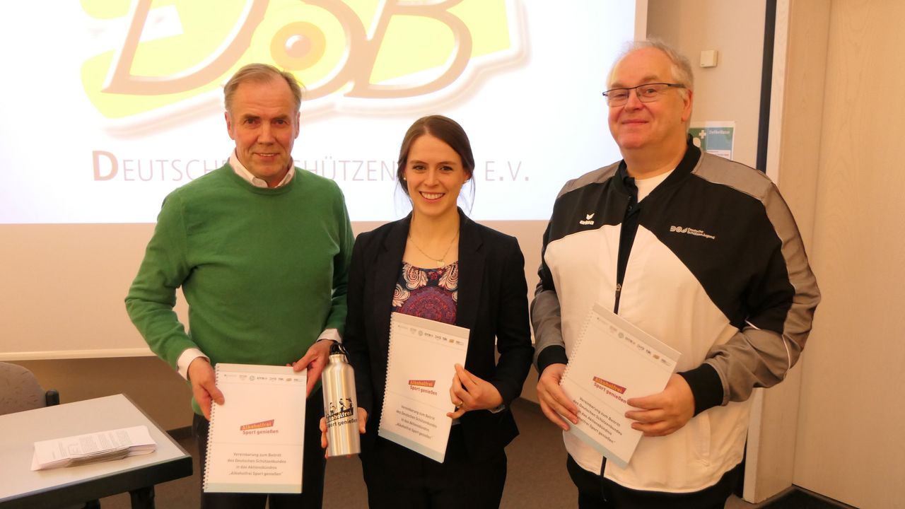 Foto: DSB / Hans-Heinrich von Schönfels, Alice Laufer und Stefan Rinke stehen für die Kampagne "Alkoholfrei Sport genießen".