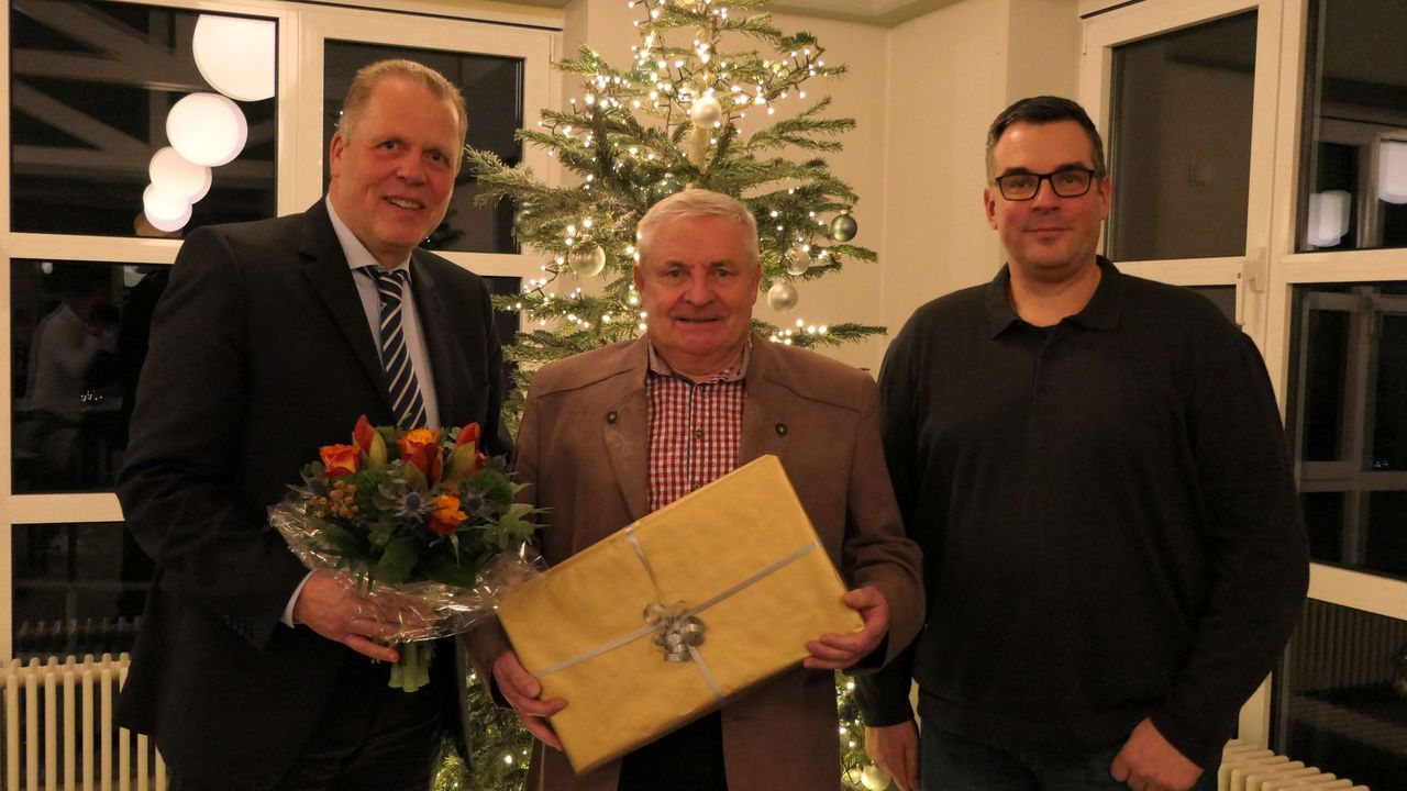 Foto: DSB / Im Rahmen der DSB-Weihnachtsfeier wurde "CD" Roth, hier neben Bundesgeschäftsführer Jörg Brokamp und Sportdirektor Thomas Abel, verabschiedet.