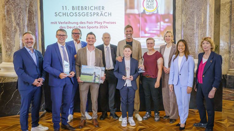 Foto: DOSB/picture-alliance/Arnold / Michelle Kroppen (4.v.r.) hielt die Laudatio auf den Fair Play-Preisträger 2024, den elfjährigen Noah Steinert aus Ilmenau.