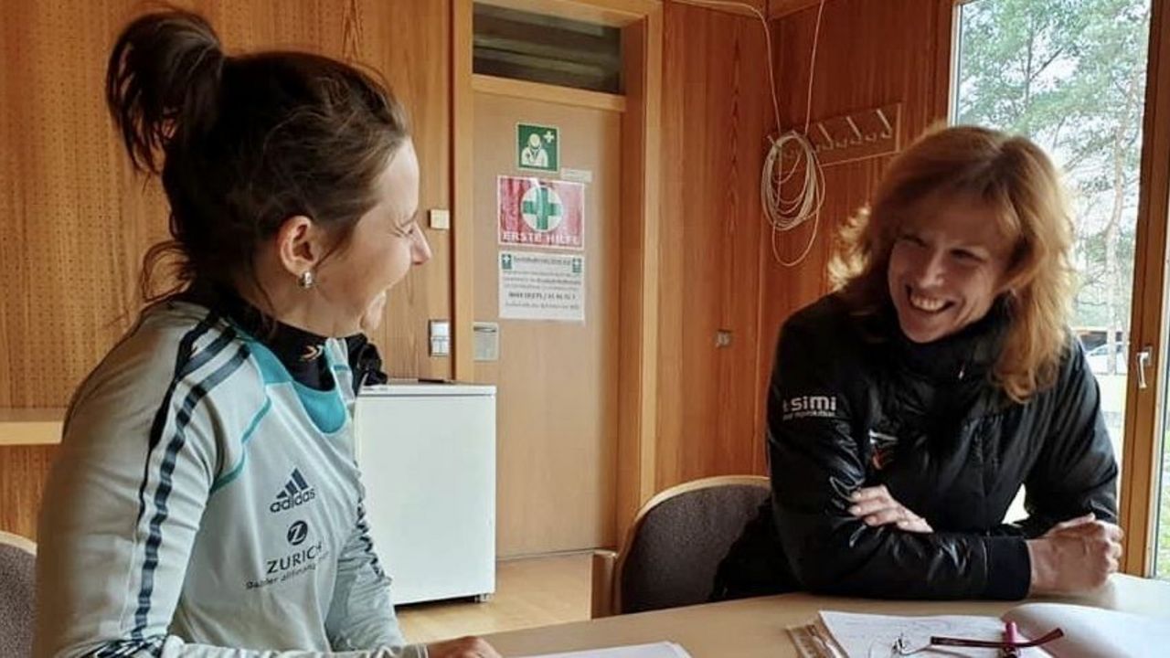 Foto: Monika Karsch: Dr. Rita Regös, hier im Gespräch mit Monika Karsch, ist Sportpsychologin und arbeitet mit Pistolen- und Bogensportlern im DSB.