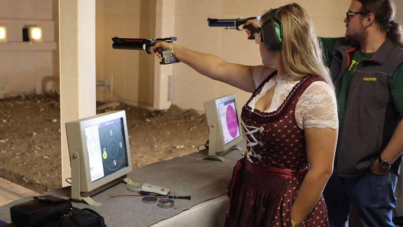 Foto: BSSB / Gut Schuss am Oktoberfest-Landesschießen: über 80 kombinierte Luftgewehr- und Luftpistolenstände finden sich im Anbau des Schützen-Festzelts. Foto: BSSB / Gut Schuss am Oktoberfest-Landesschießen: über 80 kombinierte Luftgewehr- und Luftpistolenstände finden sich im Anbau des Schützen-Festzelts.