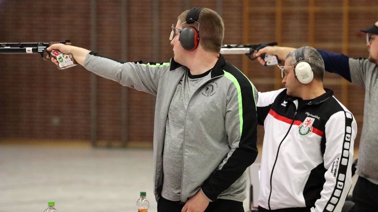 Foto: Hessischer Schützenbund / Christian Reitz (SV Kriftel) und Oleg Omlechuk (Braunschweiger SG) im Spitzenduell um den „kleinen“ Meistertitel.