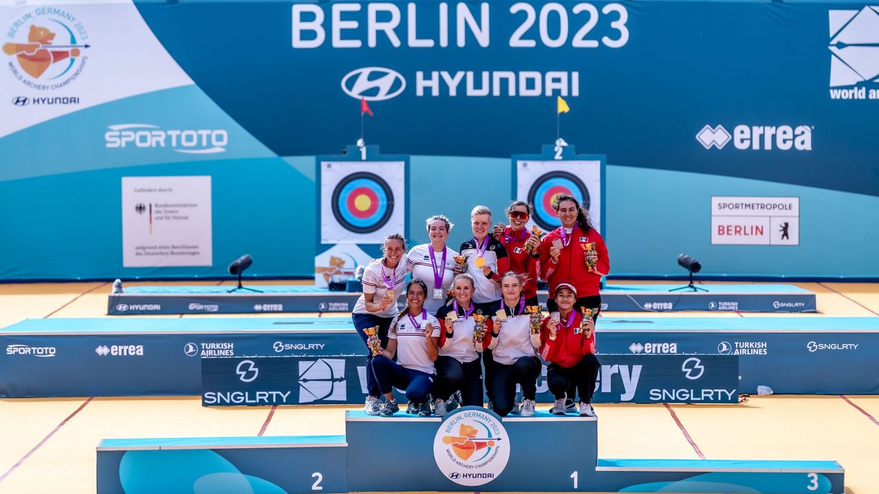 Foto: World Archery / Unvergessen und historisch! Das deutsche Recurve-Frauenteam mit Katharina Bauer, Michelle Kroppen und Charline Schwarz ist Weltmeister und posiert hier mit den Teams aus Frankreich und Mexiko.