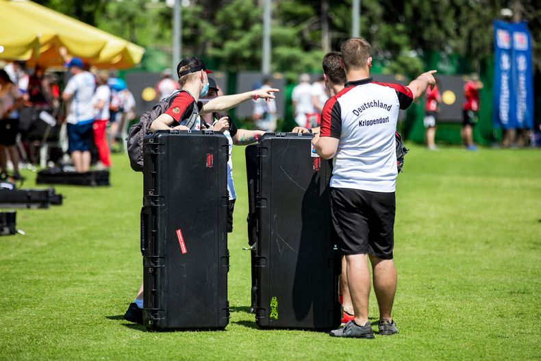 Foto: World Archery Europe / Tim Krippendorf zeigt den Weg an: Er steht zweimal im Bronzefinale.