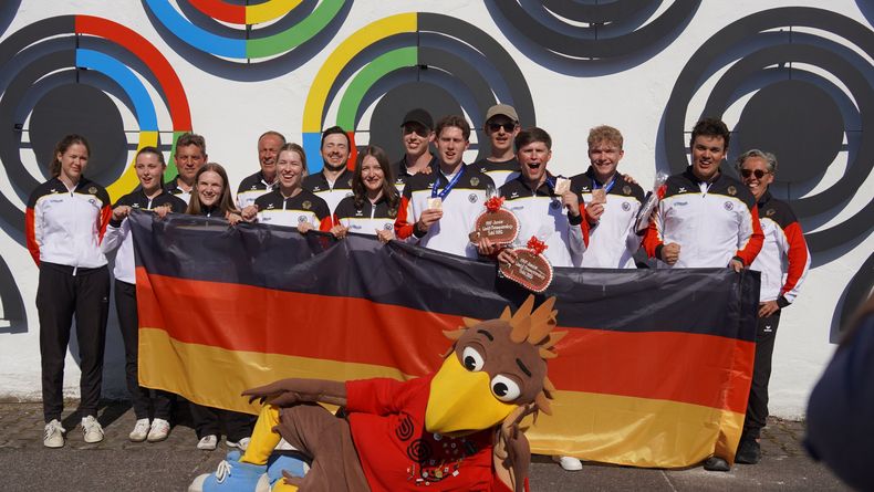 Foto: DSB / Das gesamte deutsche Skeet-Team freut sich mit den Bronzemedaillengewinnern Valentin Woestmeyer, Maximilian Seibel und Raphael Hapke (v.l. mit den Medaillen). Foto: DSB / Das gesamte deutsche Skeet-Team freut sich mit den Bronzemedaillengewinnern Valentin Woestmeyer, Maximilian Seibel und Raphael Hapke (v.l. mit den Medaillen).