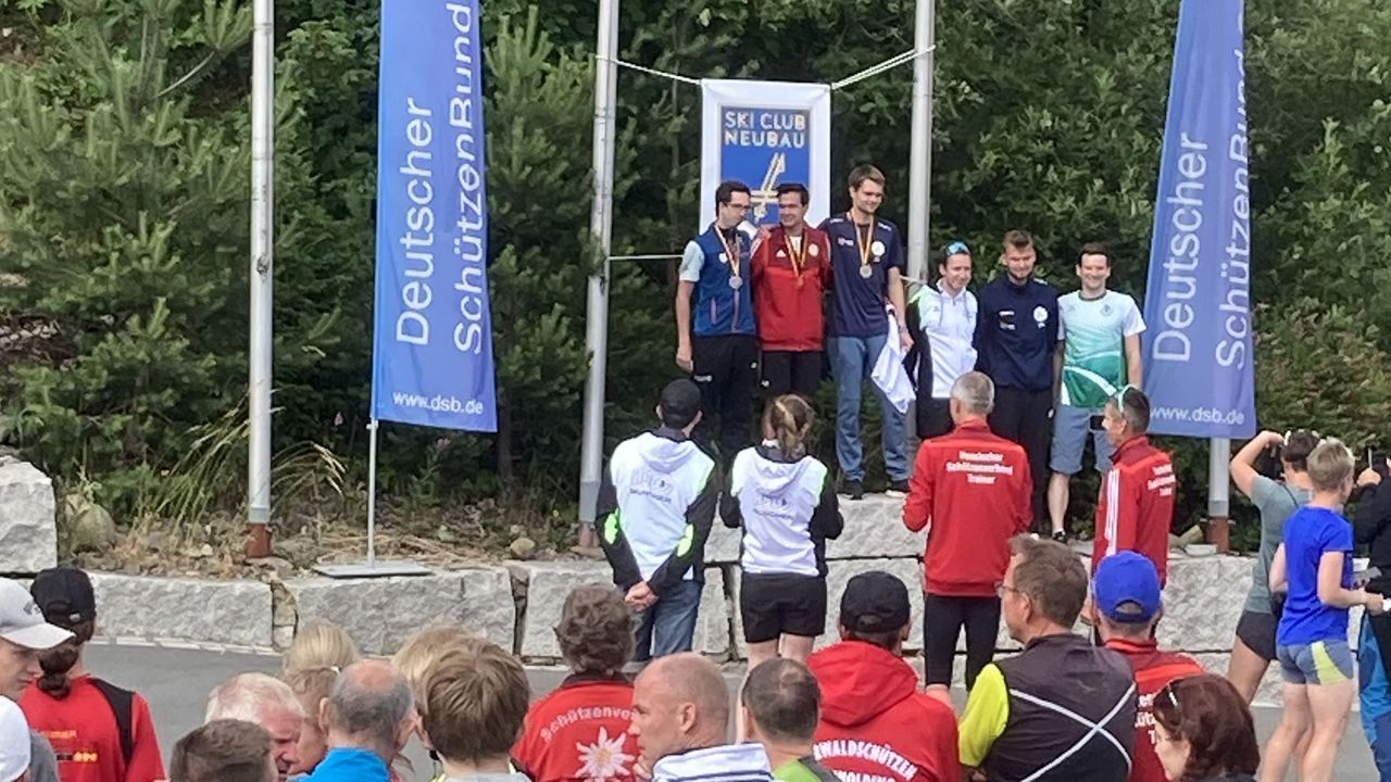 Foto: Frank Hübner: Glückliche Sieger bei der DM Sommerbiathlon in Fichtelberg-Neubau.