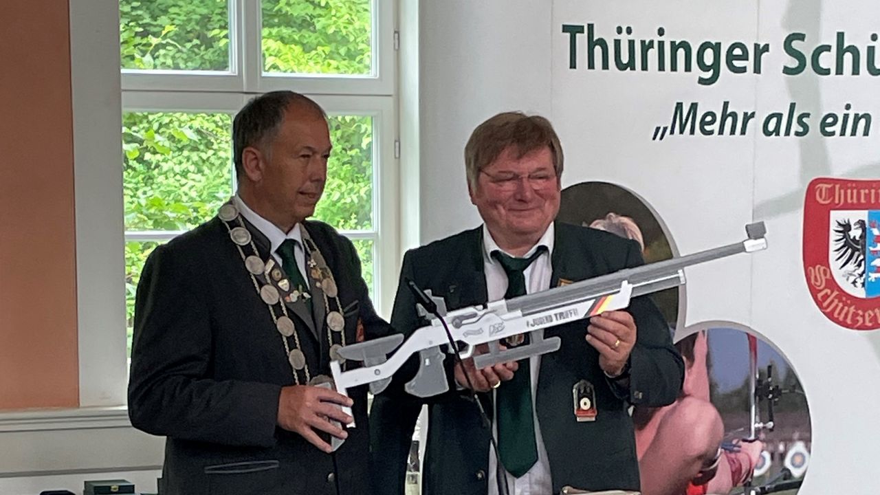 Foto: TSB / DSB-Vizepräsident Gerd Hamm (rechts) übergab Thüringens Präsident Stephan Thon ein LG 400 der Firma Carl Walther im Zuge der Nachwuchskampagne #Jugendtrifft!
