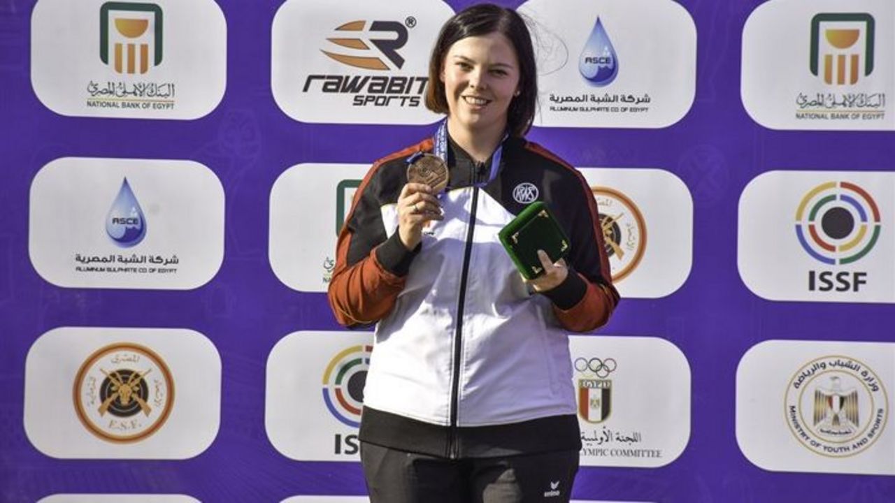 Foto: ISSF / Freude über Bronze in Kairo: Nadine Messerschmidt.