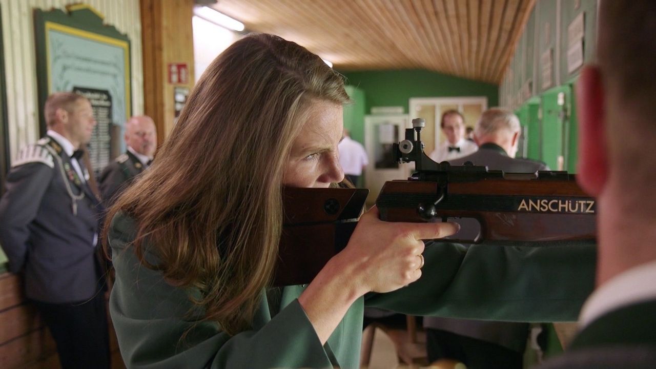 Foto: NDR/ NDR-Reporterin Anke Hillmann bei ihren ersten zehn Schuss am Gewehr.