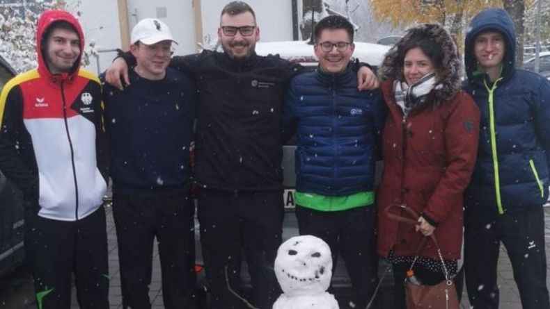 Foto: KKS Hambrücken / Das junge Team der KKS Hambrücken lacht mit dem gebauten Schneemann um die Wette.