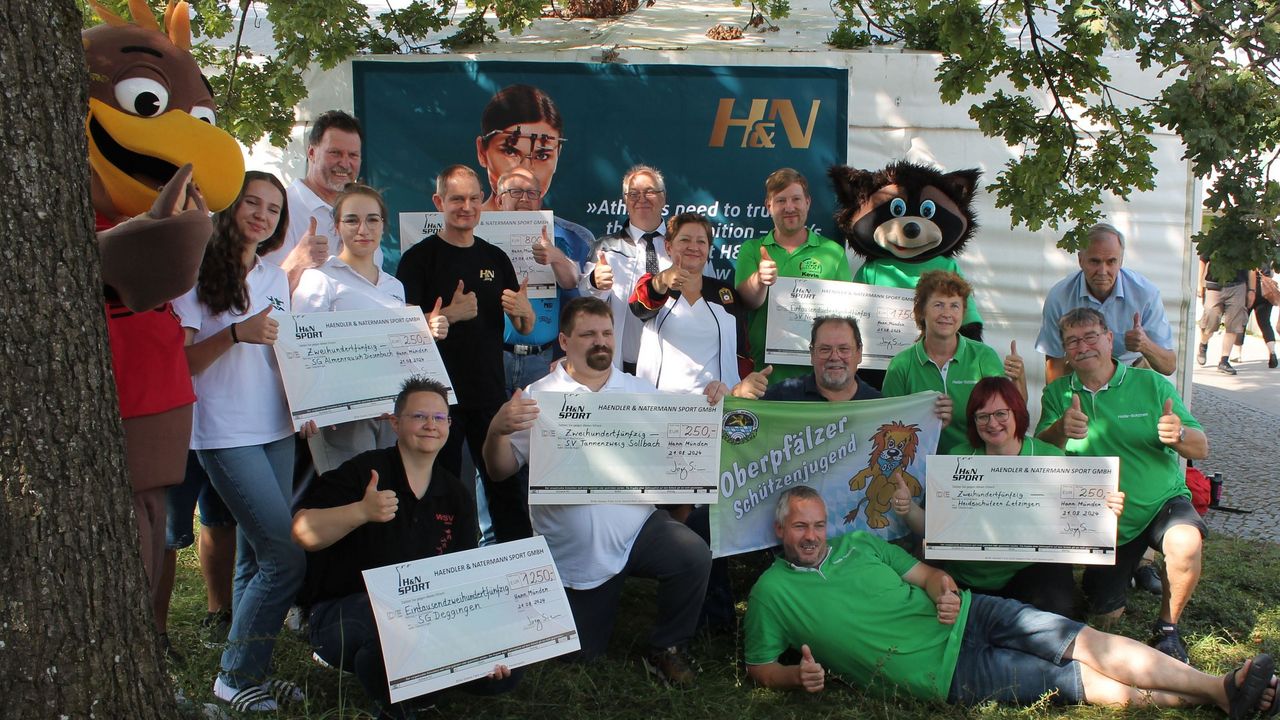 Foto: DSJ / Daumen hoch für die siegreichen Vereine des H&N Förderpreises.