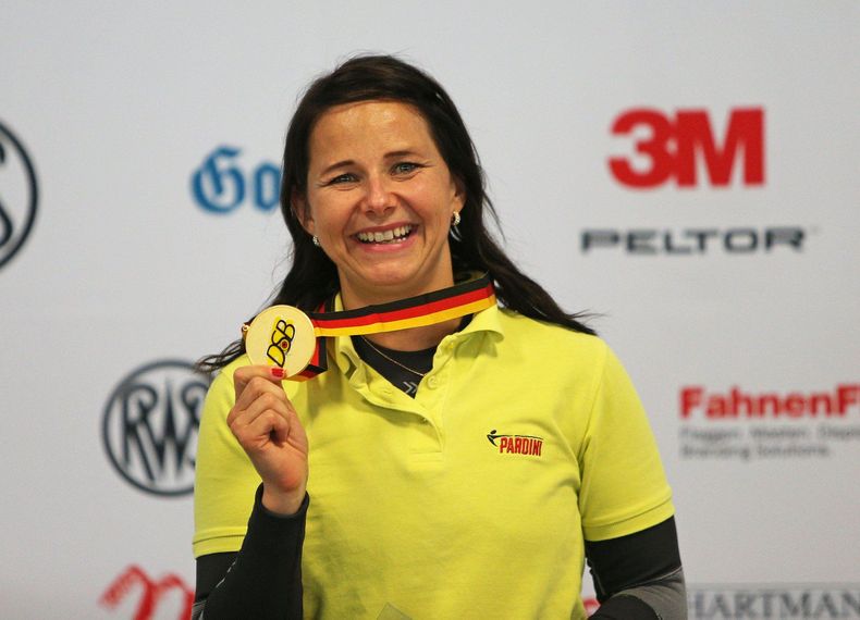 Foto: DSB / Ein gewohntes Bild 2019: Monika Karsch mit Medaille und strahlendem Lachen.