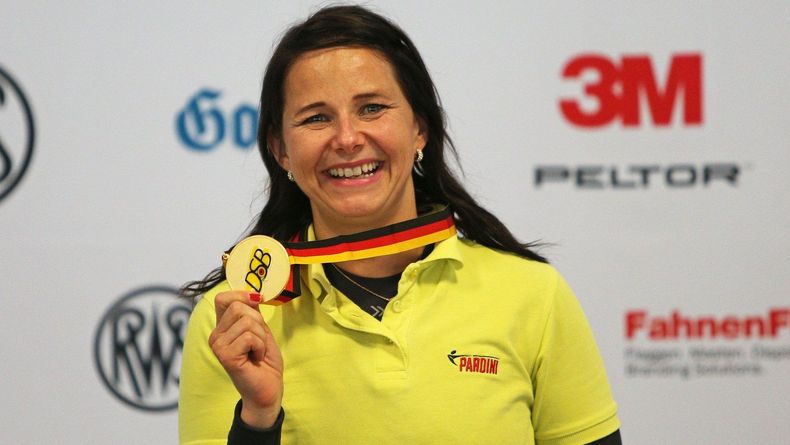 Foto: DSB / Ein gewohntes Bild 2019: Monika Karsch mit Medaille und strahlendem Lachen. Foto: DSB / Ein gewohntes Bild 2019: Monika Karsch mit Medaille und strahlendem Lachen.