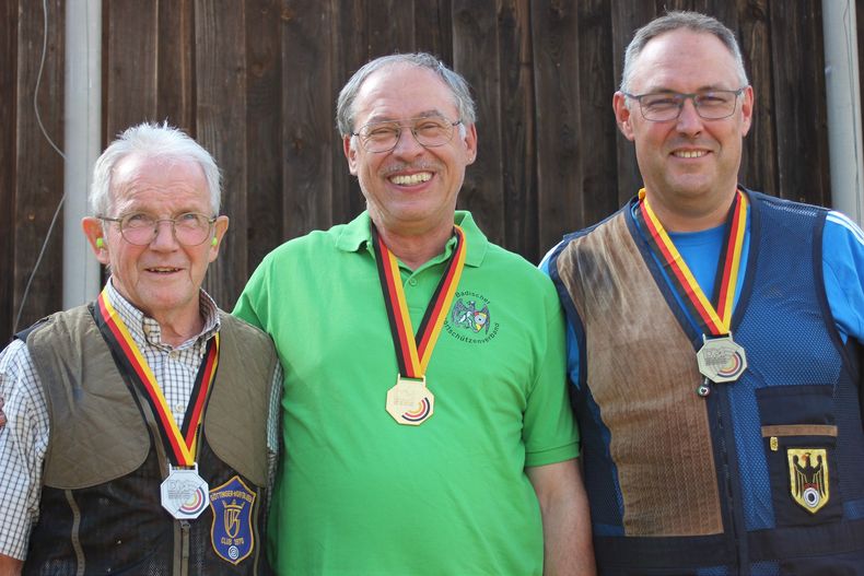Foto: Martina Brandes / Franz Lotspeich (Mitte) war wieder einmal nicht zu bezwingen. Friedrich Schachtebeck (links) und Roland Robben freuten sich über Silber und Bronze.