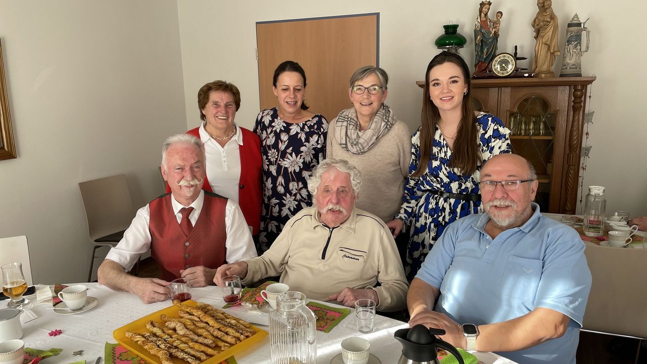 Foto: DSZ / Bei der Feier zum 80. Geburtstag (v.li.): Präsident Franz Brunner, Jubilar Max Mückl, Landessportleiter Ernst Adler, hintere Reihe Herta Zeiler, Tochter Antonia, Rosi Lautenschlager und Enkelin Johanna.