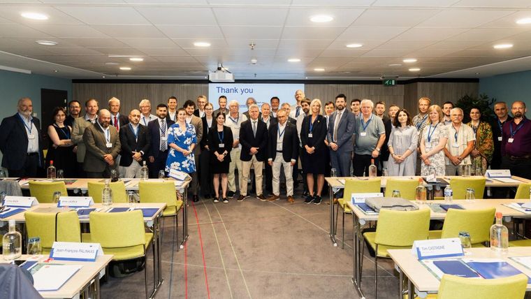 Foto: EU-Kommission / Die Teilnehmerinnen und Teilnehmer des „Reality Check“ in Brüssel. Zu sehen sind unter anderem Vertreter der europäischen Sport- und Jagdverbände im Dialog mit Verantwortlichen der Generaldirektion Migration und Inneres.