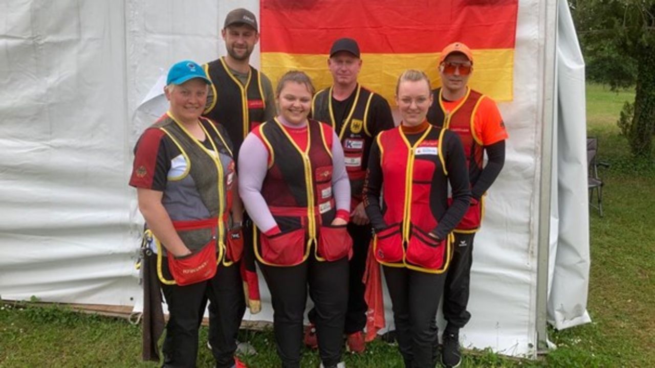 Foto: DSB / Das Trap-Team in Lonato: Vorne v.l.: Katrin Quooß, Kathrin Murche, Sarah Bindrich. Hinten v.l.: Paul Pigorsch, Andreas Löw, Steve Eidekorn.