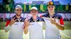 Foto: World Archery / Paolo Kunsch, Noah Nuber und Simon Moritz zeigen es an: Rang drei beim Weltcup in Madrid mit dem Compound-Team.