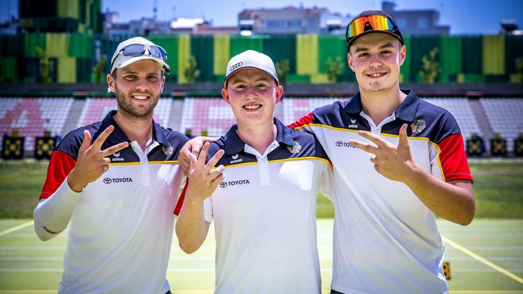 Foto: World Archery / Paolo Kunsch, Noah Nuber und Simon Moritz zeigen es an: Rang drei beim Weltcup in Madrid mit dem Compound-Team.