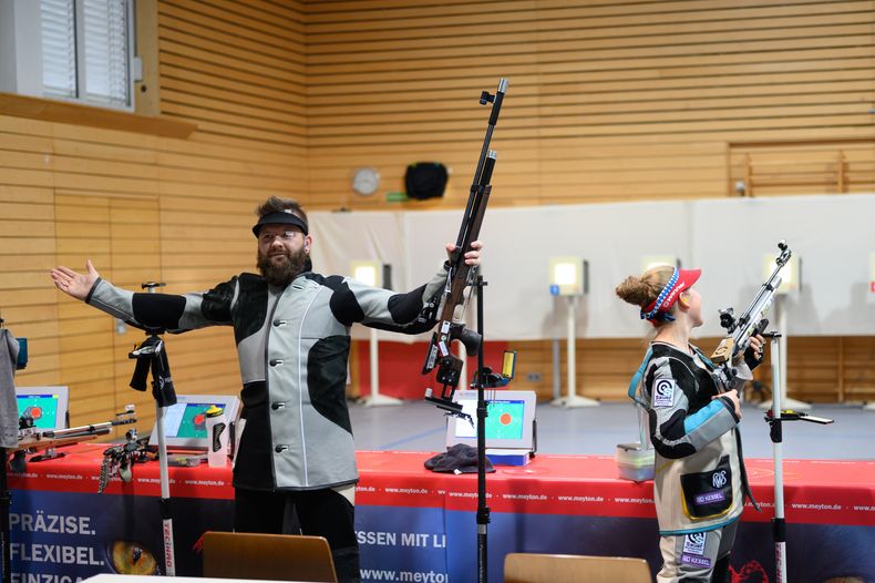 Foto: Lisa Haensch / Emotionsloser Sport? Pierre-Edmond Piasecki jubelt nach seinem Sieg im Stechen gegen Verena Schmid.