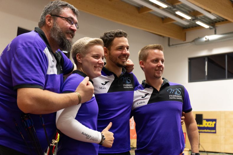 Foto: FSG Tacherting / Trainer Andreas Blaschke mit seinem Spitzen-Trio Michelle Kroppen, Maximilian Weckmüller und Cedrig Rieger.