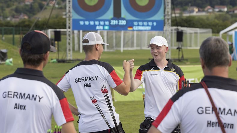 Foto: WAE / Freude beim deutschen U21-Team der Compounder mit Fabio Alex, Ruven Flüß und Noah Nuber sowie Holger Hertkorn über Silber in Catez.