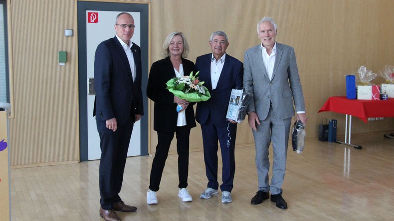 Foto: LSB Hessen / Hessens Innenminister Peter Beuth verabschiedete Werner Schaefer und Eberhard Nixdorf (rechts) in den Ruhestand. Foto: LSB Hessen / Hessens Innenminister Peter Beuth verabschiedete Werner Schaefer und Eberhard Nixdorf (rechts) in den Ruhestand.