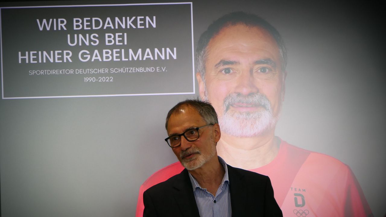 Foto: DSB / Stand im "Volltreffer" Rede und Antwort: Der scheidende Sportdirektor Heiner Gabelmann.