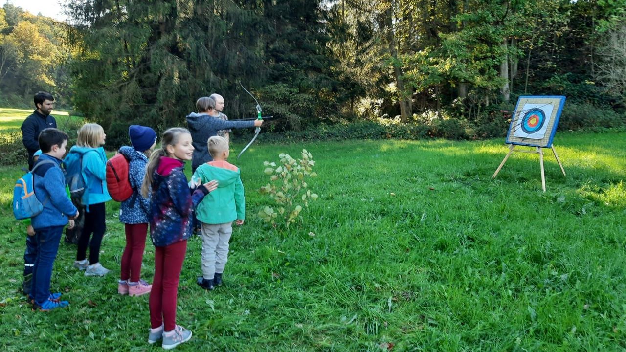 Foto: SV Hubertus Reichenbach / Eine der Herausforderungen, die die teilnehmenden Kinder bewältigen mussten: Bogenschießen.