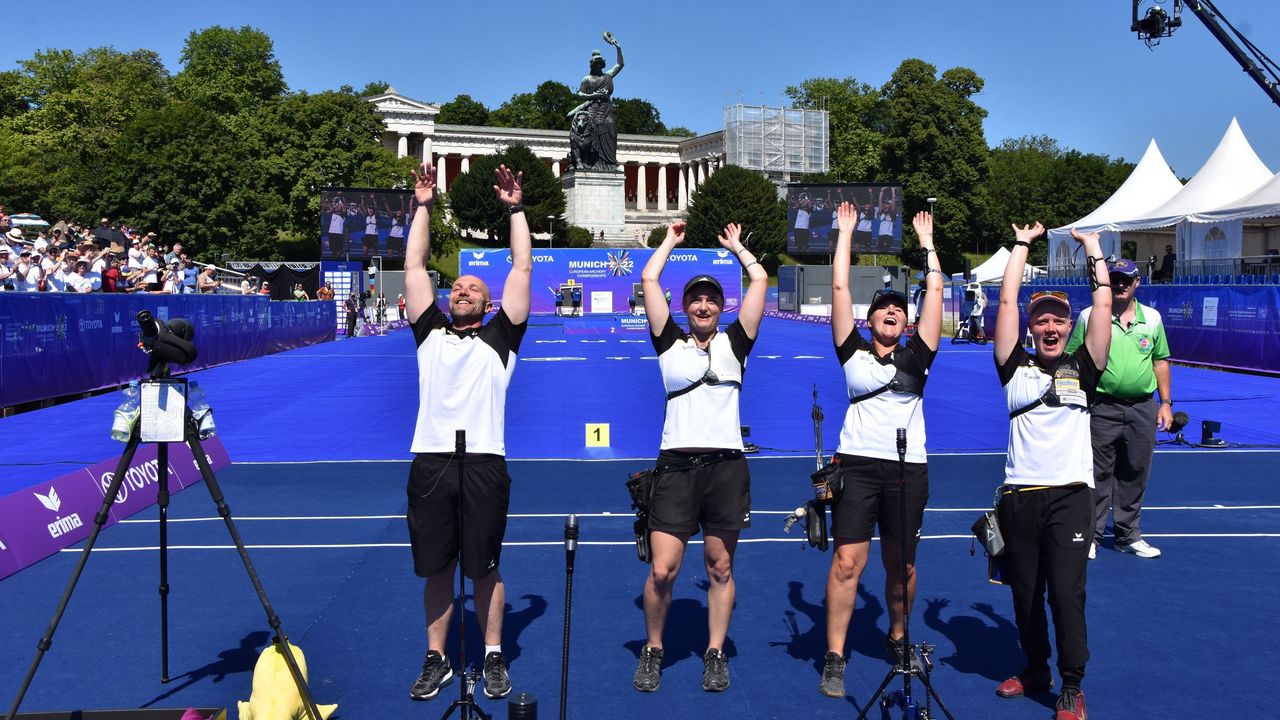 Foto: Eckhard Frerichs / Bei der WM in Berlin wollen die Europameisterinnen von 2022 (v.r.), Michelle Kroppen, Katharina Bauer und Charline Schwarz, mit Trainer Marc Dellenbach auch die Laola mit dem Publikum anstimmen.