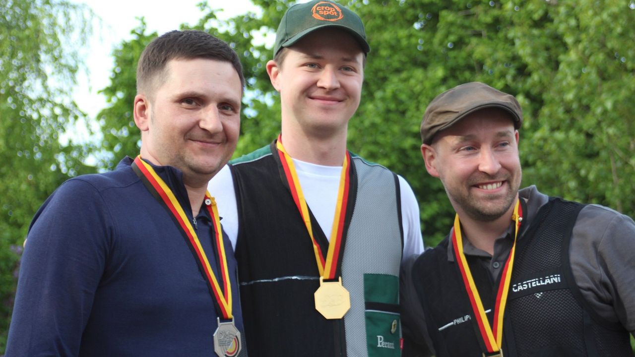 Foto: Martina Brandes / Die Medaillengewinner bei den Männern mit dem strahlenden Sieger Johannes Kesselstatt in der Mitte.