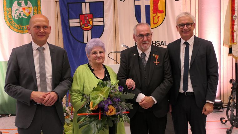 Foto: BSV / Der Bürgermeister der Gemeinde Hambrücken Marc Wagner, Elisabeth und Roland H. Wittmer und Landrat Dr. Christoph Schnaudigel (v.l.).