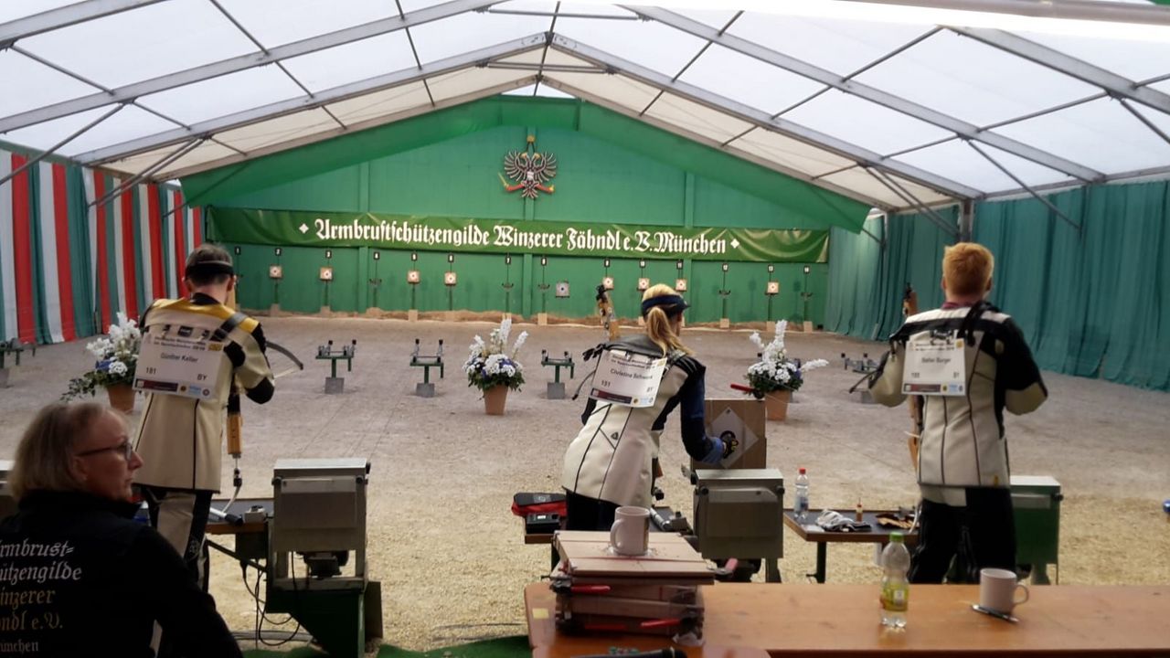 Foto: Markus Peschel / Volle Konzentration zeigten die Armbrustschützen bei der Deutschen Meisterschaft mitten auf dem Oktoberfest.