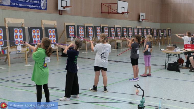 Foto: Hermann Lücking / Vor allem für Kinder ist der Blasrohrsport ein idealer Einstieg, um mit dem Schützenwesen auf spielerische und sportliche Art in Berührung zu kommen.