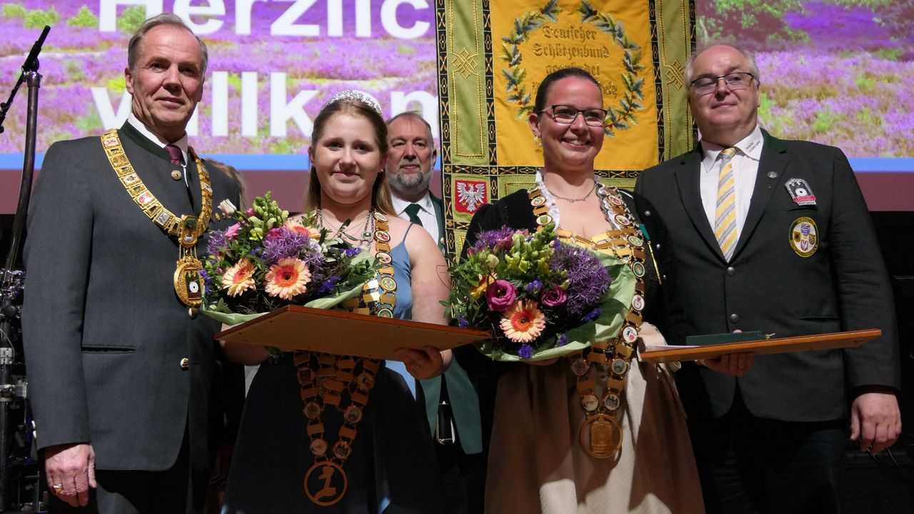 Foto: DSB / Wer tritt in Bassum die Nachfolge von Bundesschützenkönigin Carina Fuchs (SG Weissenfels Steinlohe/OSB, rechts) und der Bundesjugendschützenkönigin Anika Höflich (BSG Stuckenbusch-Hochlarmark II/WSB) an?