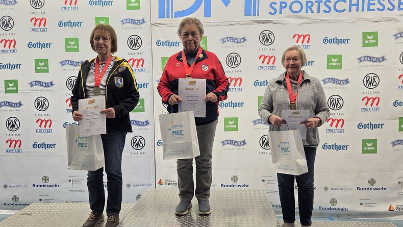 Foto: WSB / Die stolzen Medaillengewinnerinnen in der Seniorinnen V-Klasse v.l.: Gisela Grossmann-Mast, Bärbel Breuckmann und Brunhilde Diedrichsen.