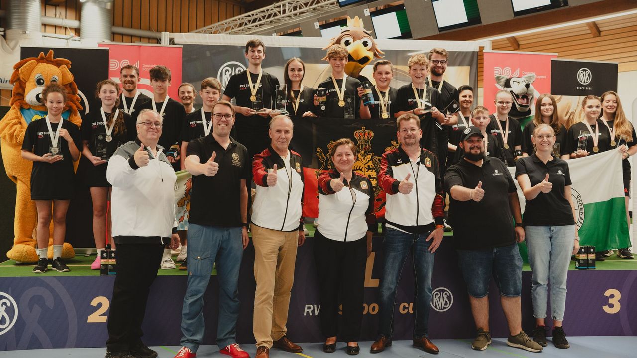 Foto: DSJ / Das Siegerpodest mit den Teams aus der Oberpfalz, Württemberg und Sachsen.