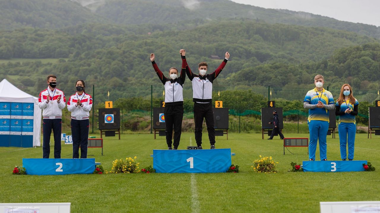 Foto: WAE / Ganz oben auf dem Treppchen im Mixed-Wettbewerb der Junioren: Charline Schwarz & Jonathan Vetter.