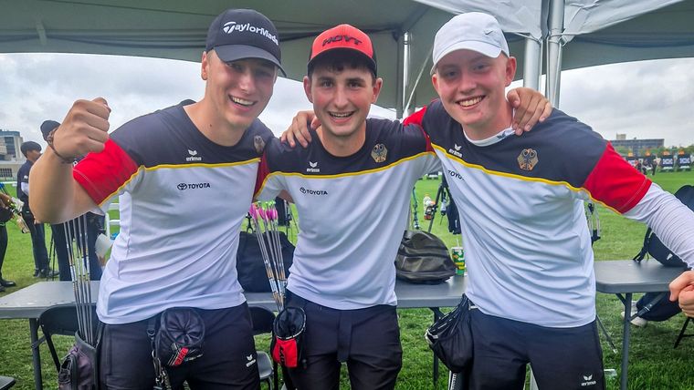 Foto: Hertkorn / Glückwunsch, Jungs! Holger Hertkorn gratuliert Fabio Alex, Ruven Flüß und Noah Nuber zum Einzug in das WM-Goldfinale.