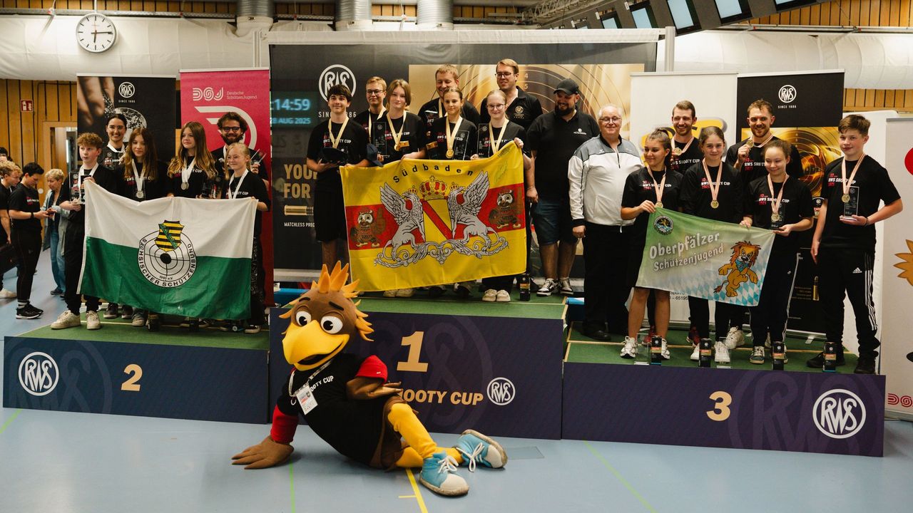 Foto: DSJ / Die siegreichen Teams mit den Spitzenschützen sowie DSJ-Maskottchen Shooty.
