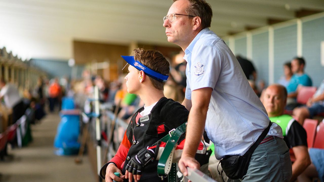 Bild: DSB / Eltern können ihre Kinder im Sport auf emotionaler, informationeller sowie instrumenteller Ebene unterstützen.