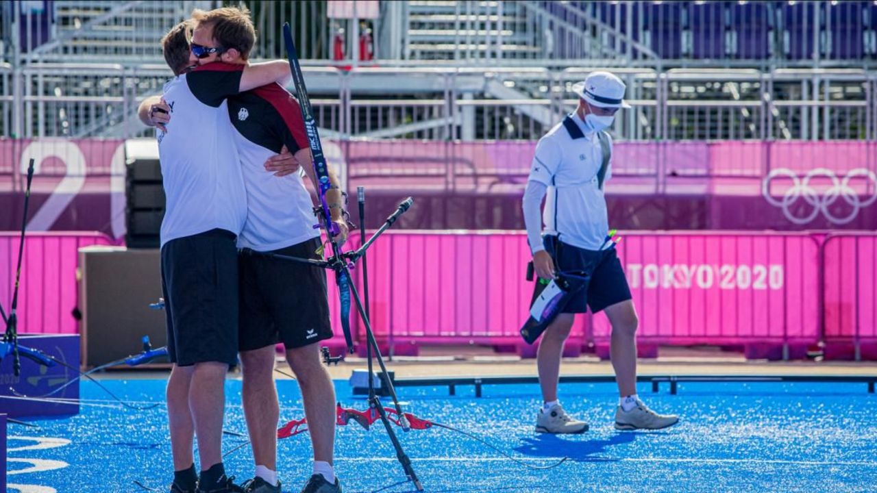 Foto: World Archery / Der große Triumph: In der zweiten Runde jubelte Florian Unruh mit Bundestrainer Oliver Haidn nach dem Sieg gegen den Koreaner Je Deok Kim.