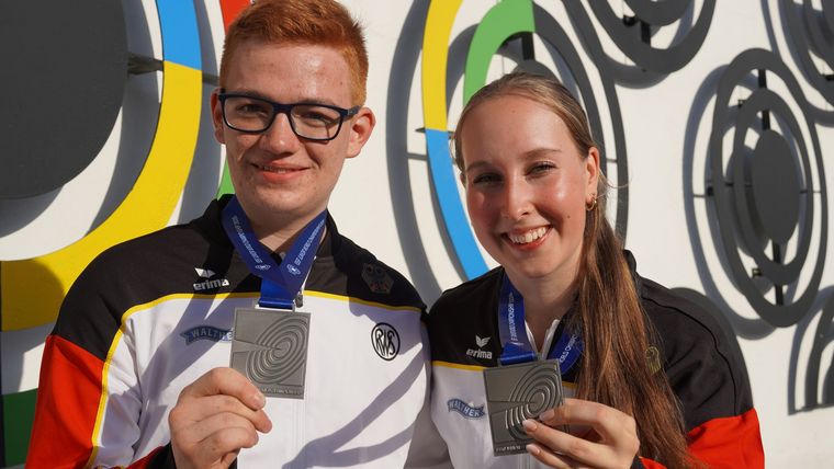 Foto: DSB / Strahlen mit der Silbermedaille: Annabelle Lotter und Benedikt Ascher nach ihrem Coup im Luftgewehr Mixed.
