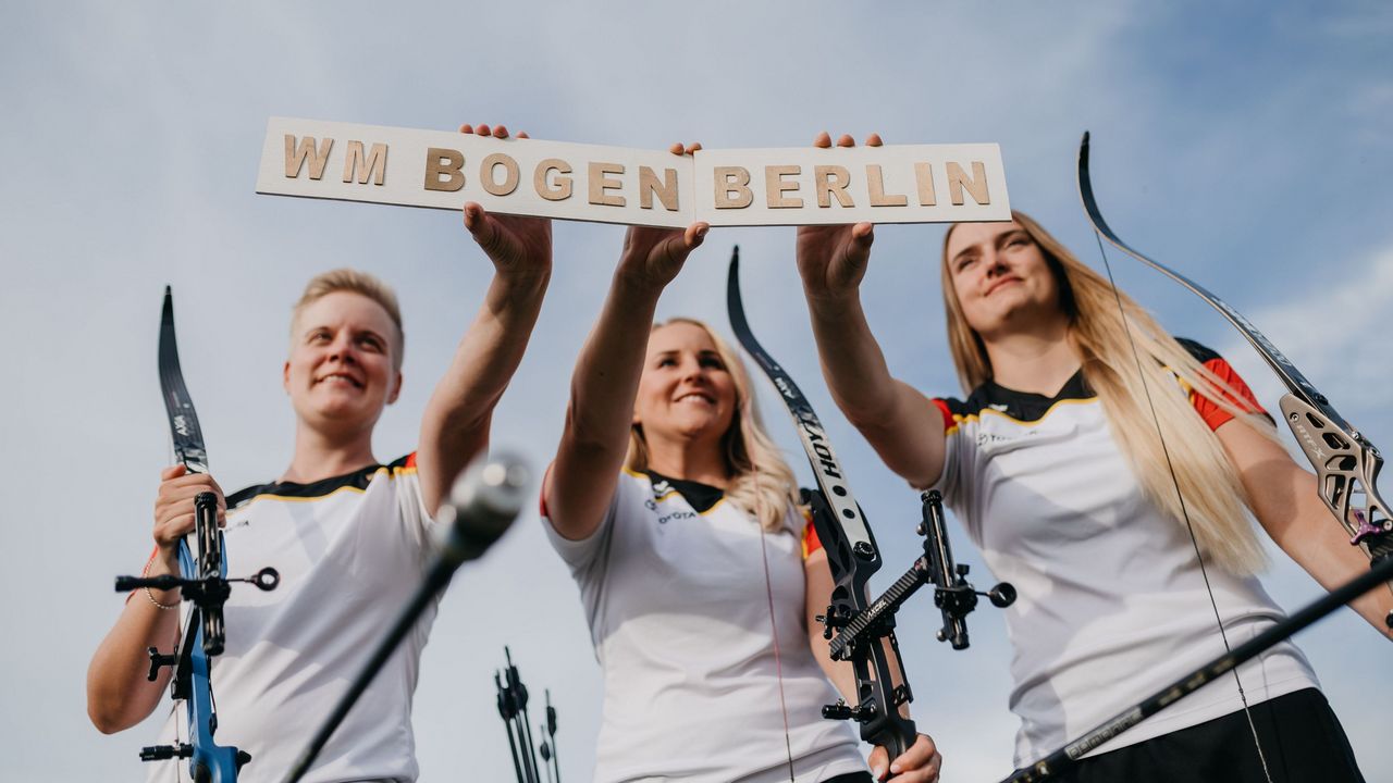 Foto: Lisa Haensch / Michelle Kroppen, Katharina Bauer und Charline Schwarz zeigen es an: Die WM Bogen Berlin steht bald an.