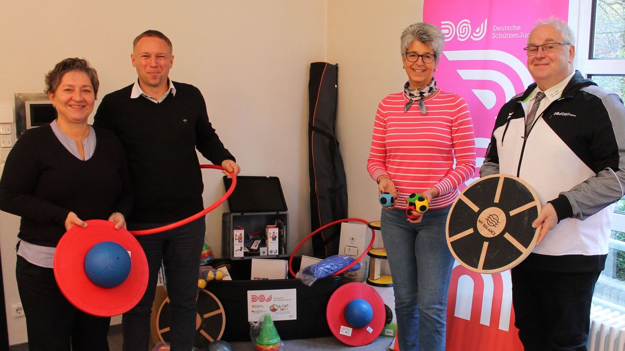 Foto: DSJ / DSBVizepräsident Jugend Stefan Rinke (rechts) überreichte die Bewegungspakete an Evi Benner Bittihn (Oberpfalz), Sascha Dibowski (Berlin-Brandenburg) und Tanja Frank (Hessen).